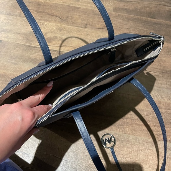 Michael Kors purse - Picture 3 of 5